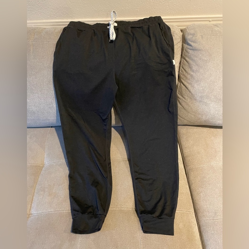 Vuori women’s performance dreamknit jogger